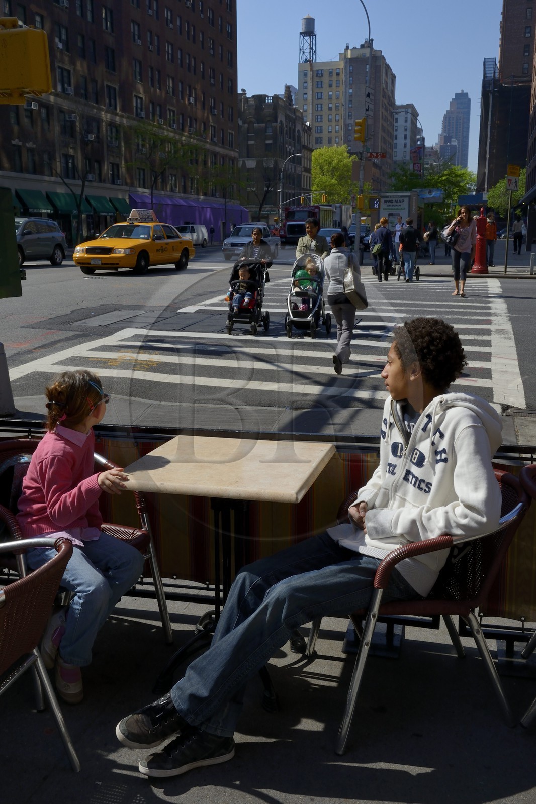 Etats-Unis, New York, Manhattan, Upper West Side, terrasse de café à l'angle de Amsterdam Avenue et 79th Street