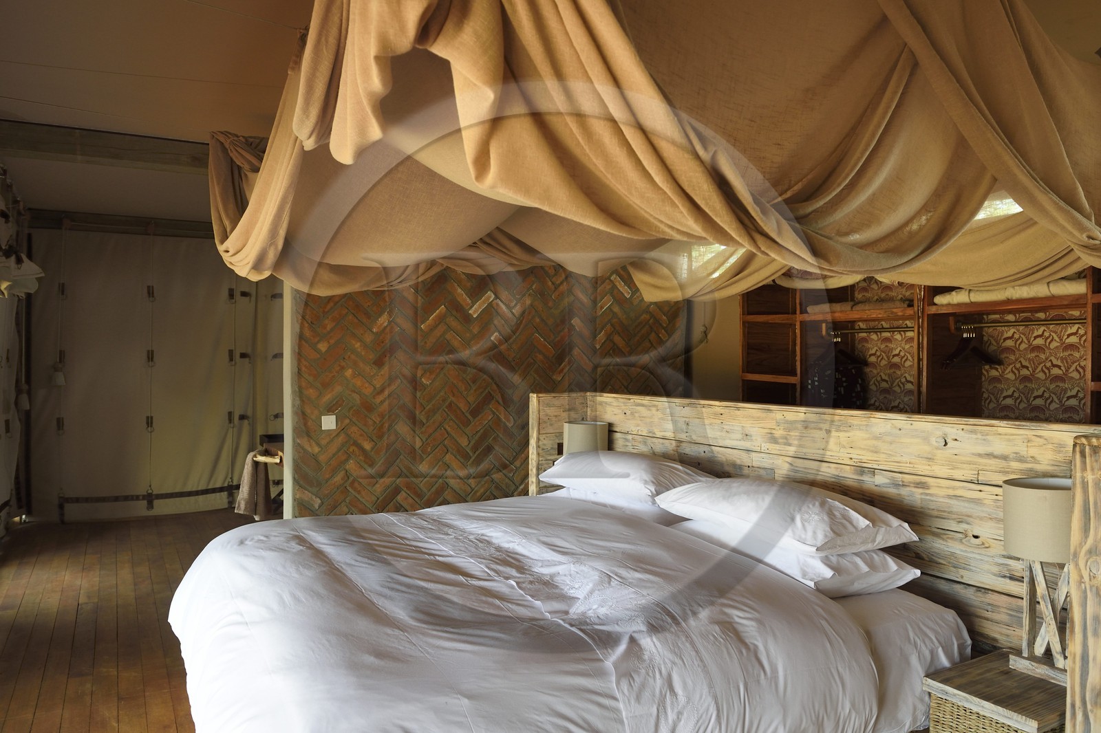 Zimbabwe, province de Matabeleland septentrional, parc national Hwange, Somalisa Camp de African Bush Camps, intérieur d'une tente