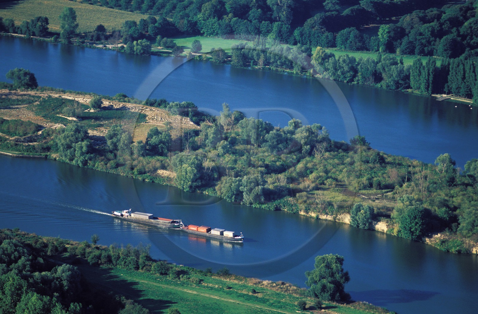 France, Eure (27), transport de fret sur la Seine (vue aérienne)