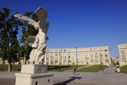 France, Hérault (34), Montpellier, quartier Antigone, Esplanade de l' Europe de l' architecte Ricardo Bofill et la réplique de la Victoire de Samothrace