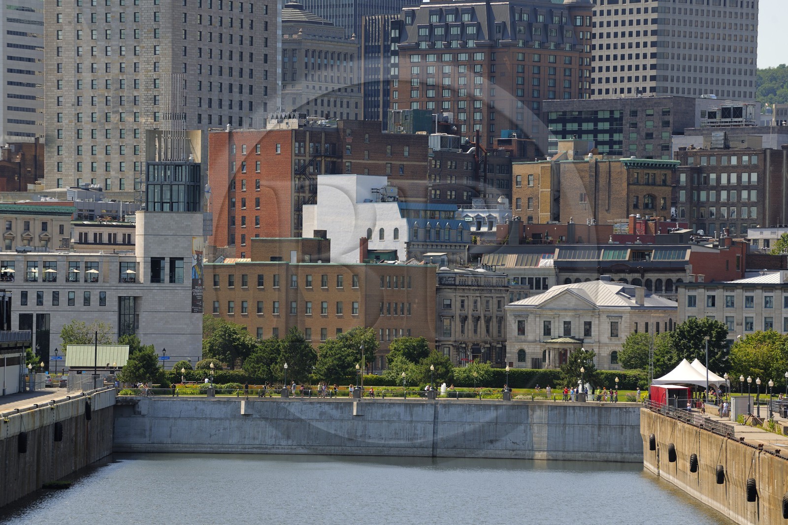 Canada, province de Québec, Montréal, quartier du Vieux-Montréal, la ville depuis le Vieux-Port