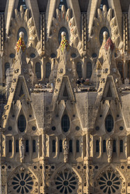 Espagne, Catalogne, Barcelone, quartier de l'Eixample, basilique de la Sagrada Familia de l'architecte du modernisme catalan Antoni Gaudi classée Patrimoine Mondial de l'UNESCO, sommets surmontés de mosaïques en forme de fruits entourant le chantier sur le toit de la nef ici côté facade de la Passion