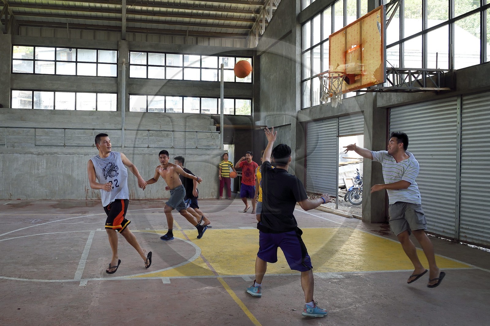 Philippines, province d'Ifugao, ville de Banaue, des jeunes jouent au très populaire basket dans la salle des sports