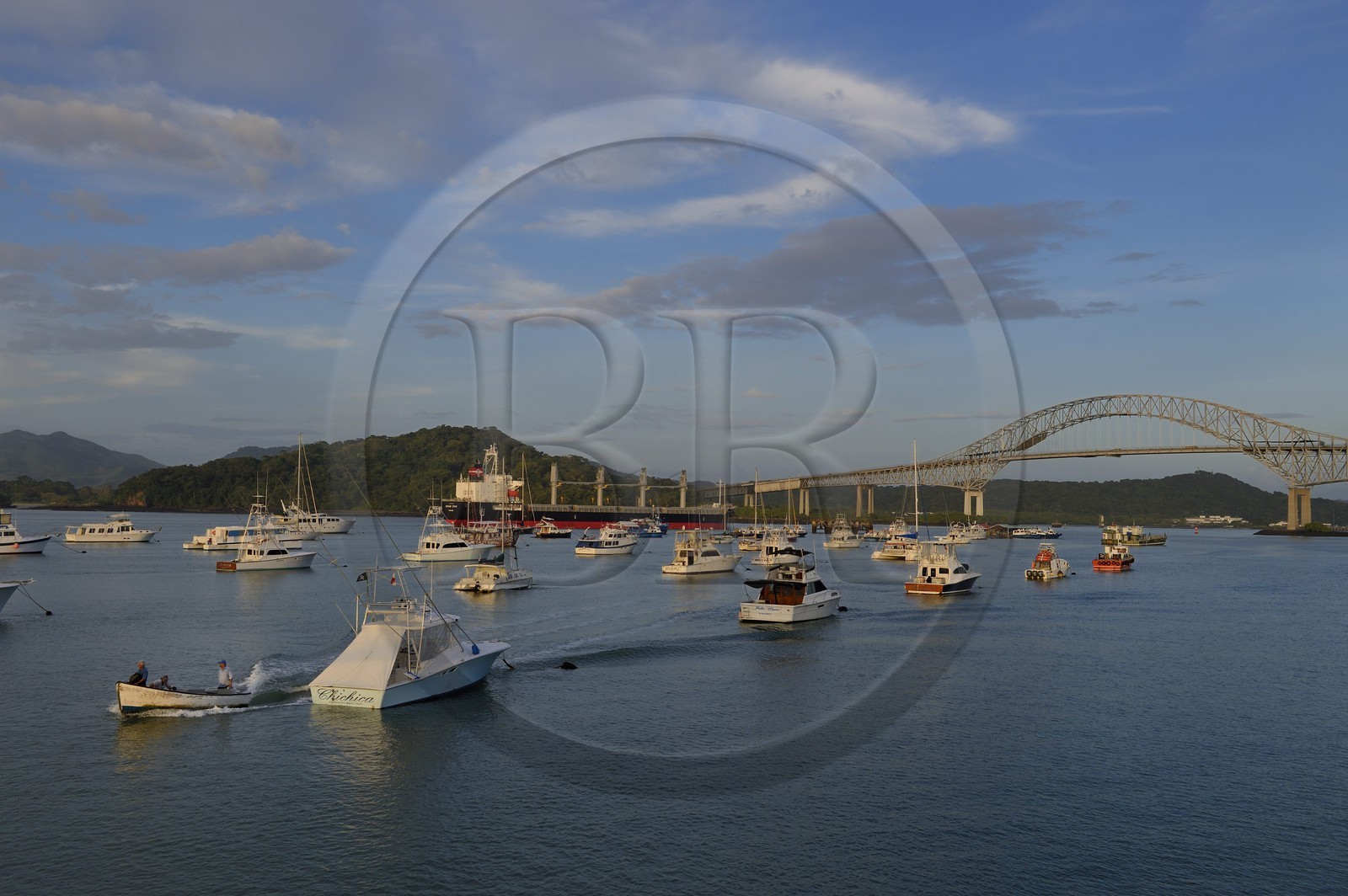 Panama, Panama City, chenal d'accès au Canal de Panama coté Océan Pacifique, un cargo Panamax passant sous le Pont des Amériques (Puente de las Americas)