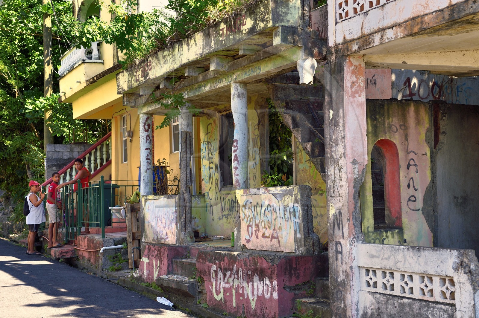 Caraïbes, Ile de la Dominique, baie de Soufrière, dans la rue prinicipale du village de Soufrière
