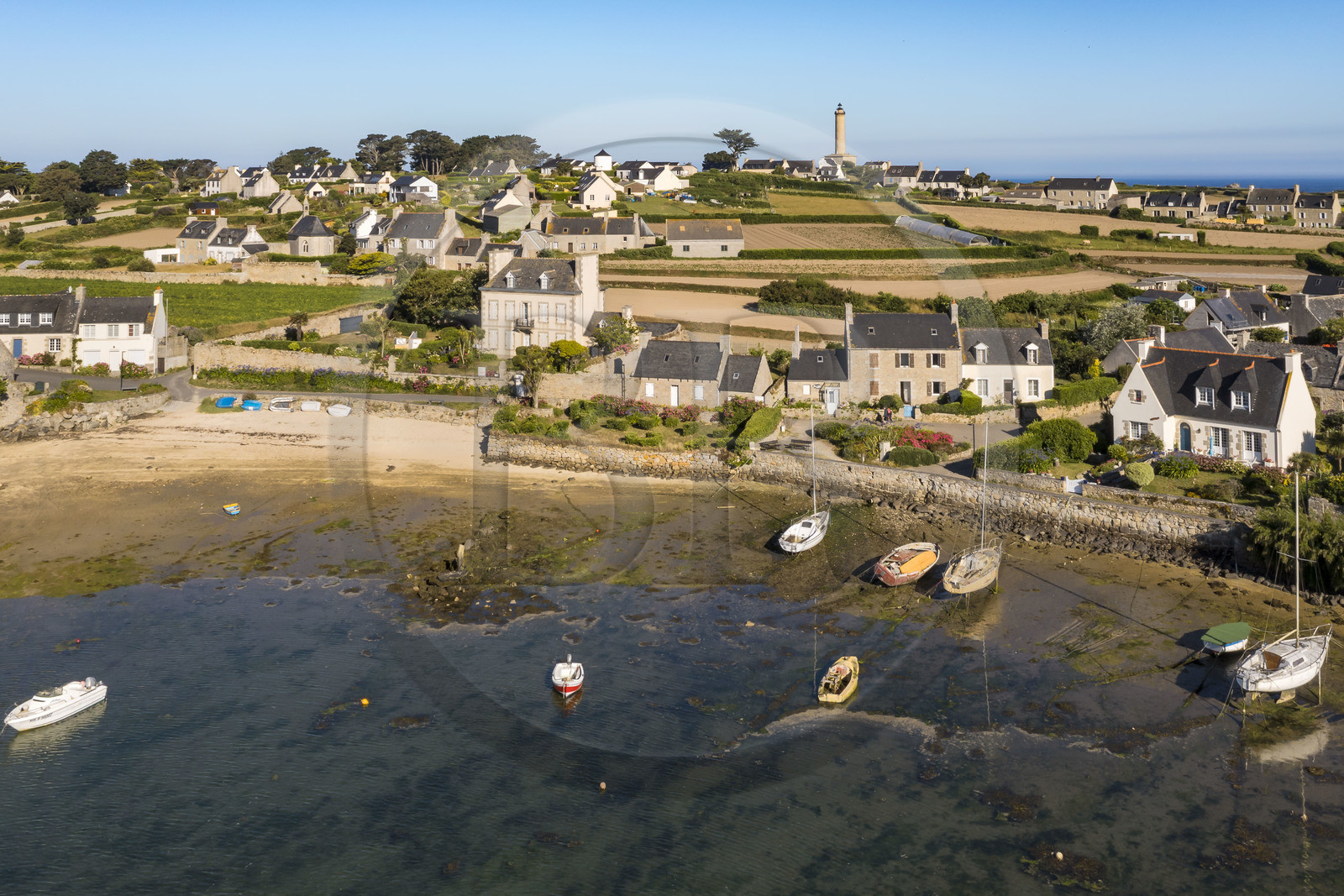 France, Finistère (29), Iles du Ponant, Ile de Batz, Porz an Eog, ancien port des goélettes et maisons d'armateurs dans le Bourg, le phare en arrière plan (vue aérienne)