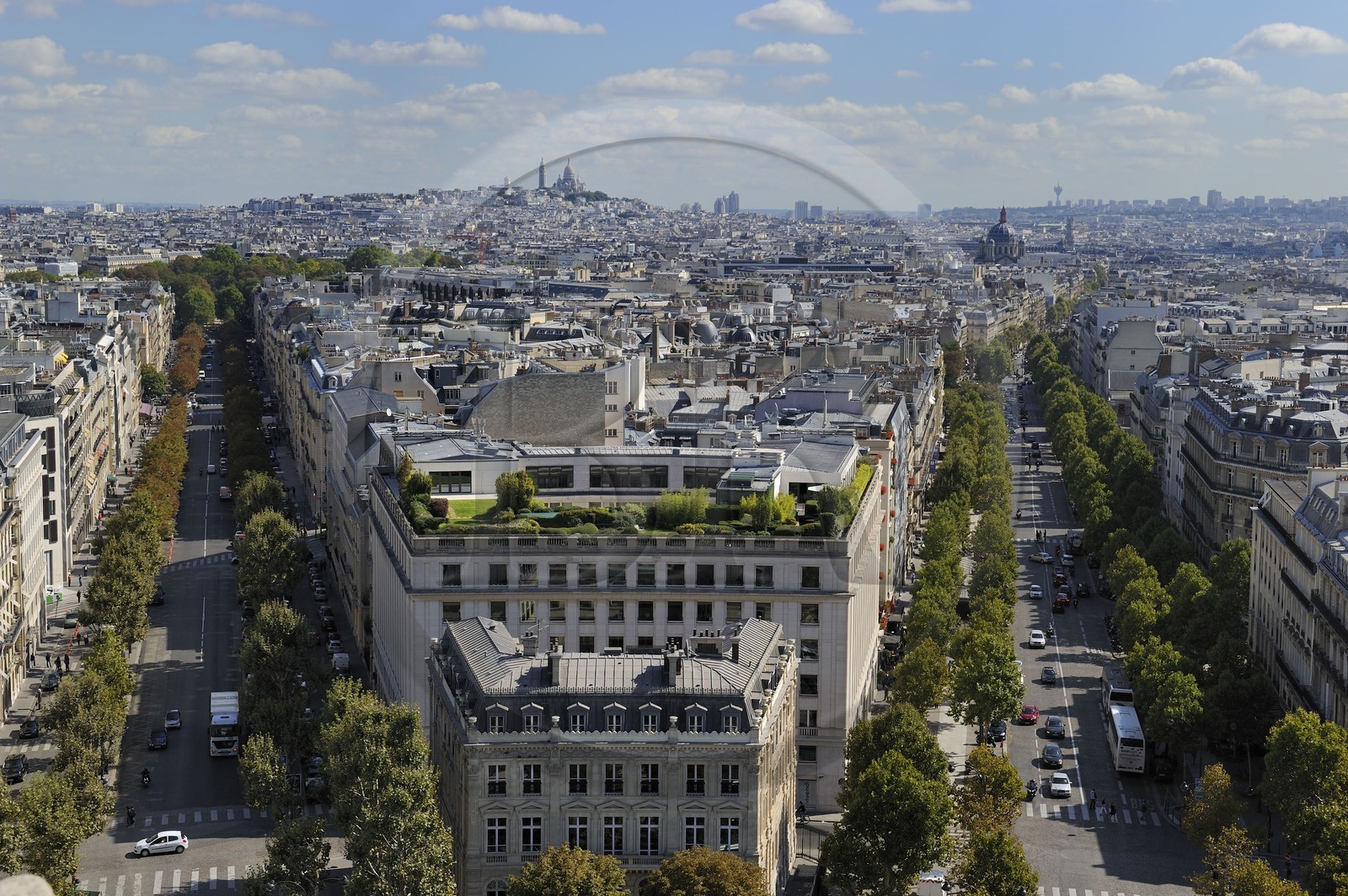 France, Paris (75), l'avenue Hoche menant au Parc Monceau à gauche et l'avenue de Friedland à droite vus du haut de l'Arc de Triomphe