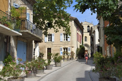 France, Vaucluse (84), Parc Naturel Regional du Luberon, Cucuron, labellisé Les Plus Beaux Villages de France, rue menant à l'église Notre Dame de Beaulieu