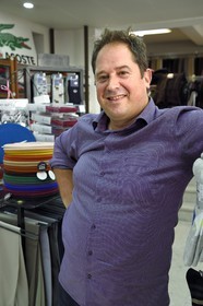 France, Pyrénées-Atlantiques (64), Pays-Basque, Saint-Jean-Pied-de-Port, l'ancien champion de pelote grand chistera Michel Cavier dans la boutique de vêtements de son père Jean Cavier