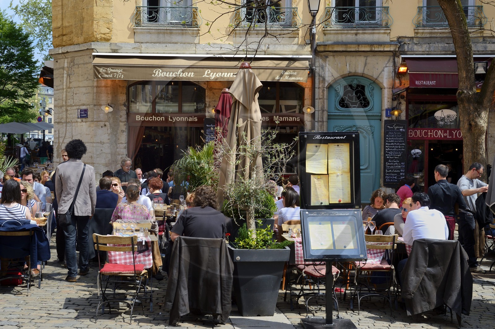 France, Rhône (69), Lyon, site historique classé Patrimoine Mondial de l'UNESCO, quartier de Saint-Paul dans le Vieux Lyon, place du Change et ses bouchons lyonnais