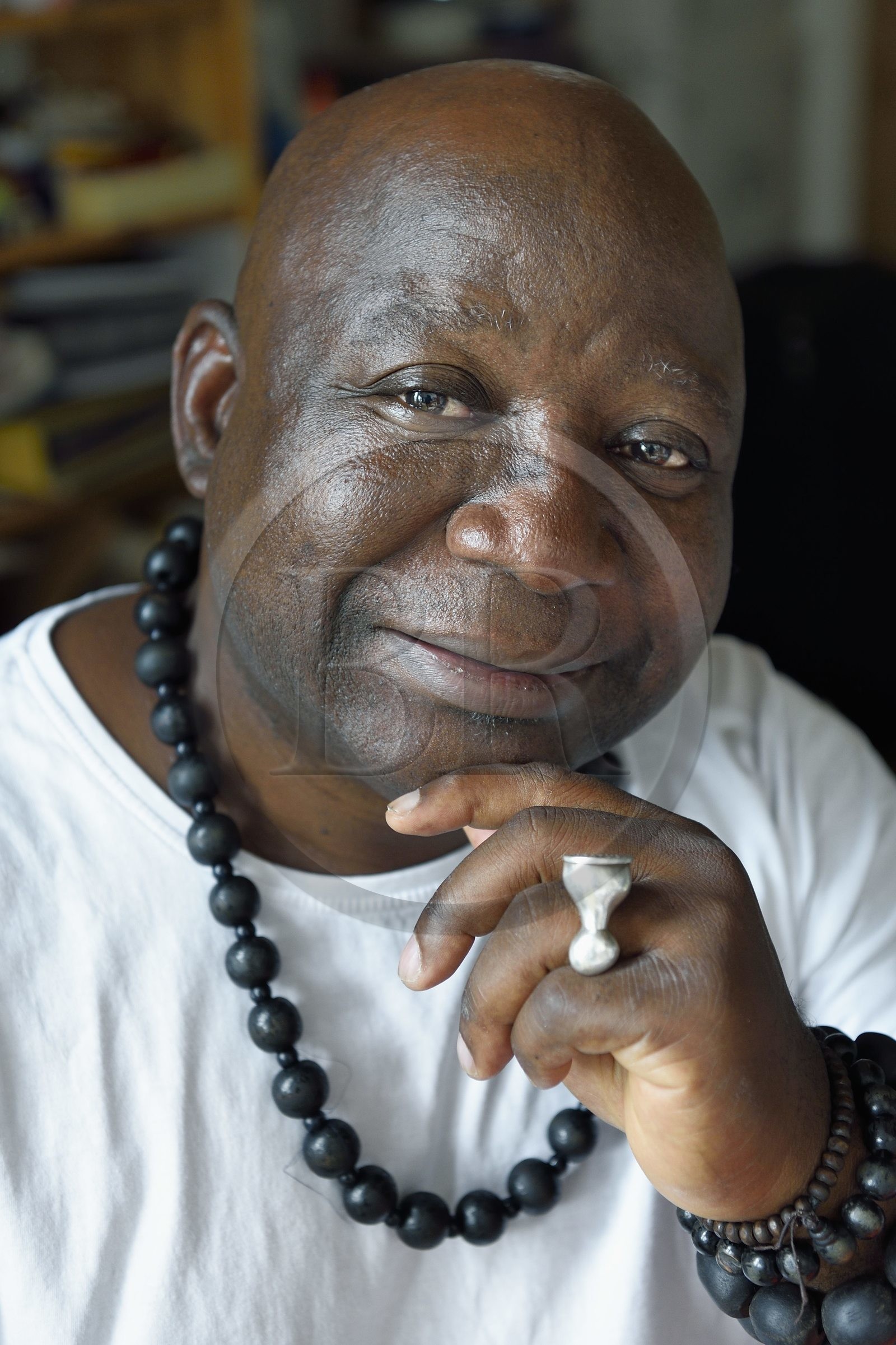 France, Paris (75), Barthelemy Toguo, l'artiste fondateur de Bandjoun Station, dans son atelier parisien