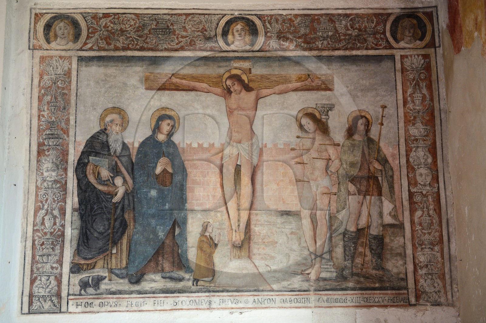 France, Haute-Corse (2B), Calvi, la citadelle, oratoire Saint-Antoine, fresque représentant la Crucifixion (au pied du Christ, le donateur, la Vierge saint Antoine abbé et son petit cochon, saint Sébastien et saint Roch)