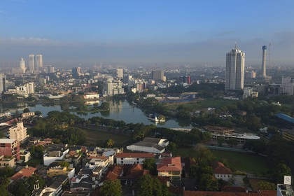 Sri Lanka, province de l'ouest, district de Colombo, Colombo, le centre ville avec le quartier de Fort à gauche en arrière plan et le lac South Beira au premier plan