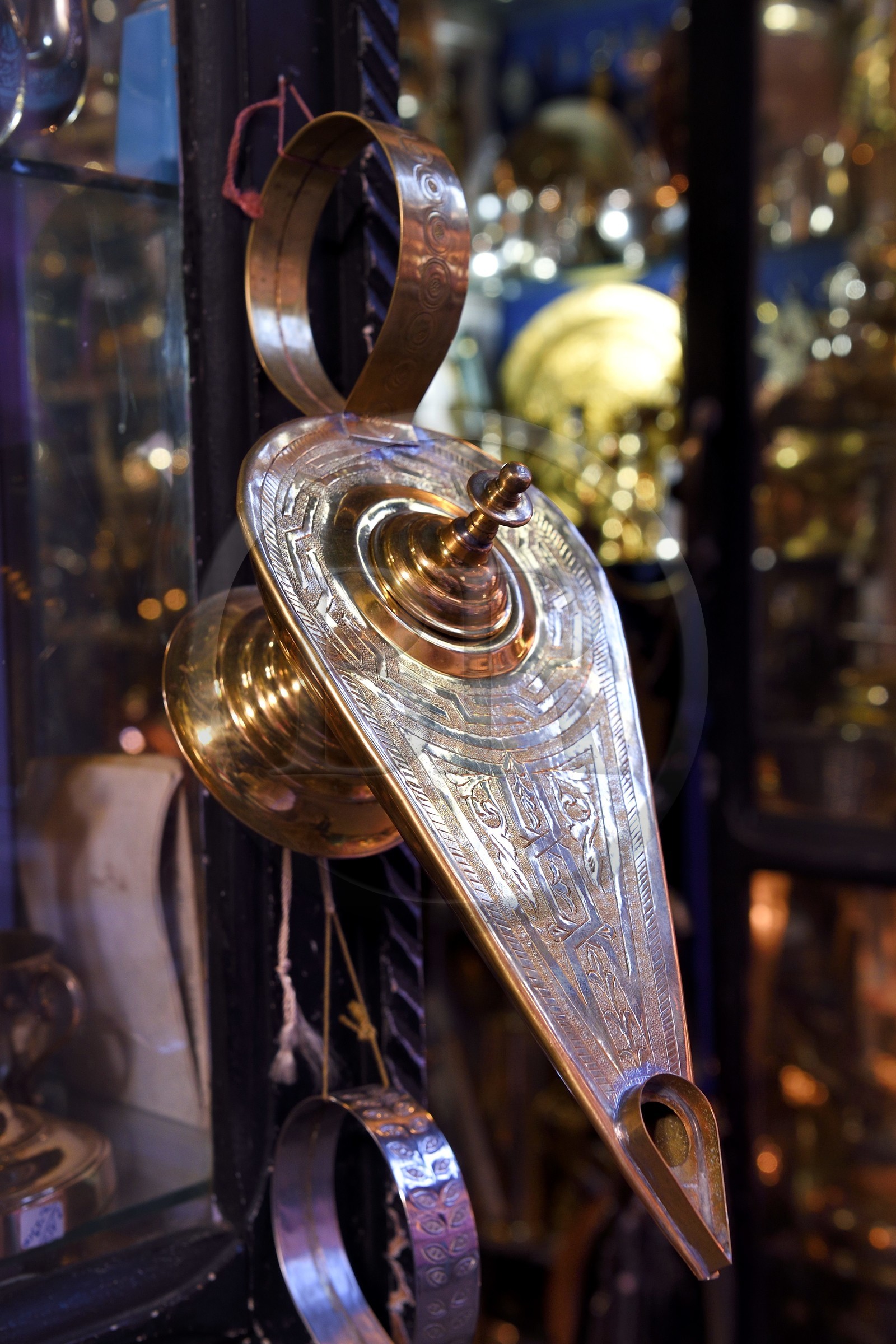 Maroc, Haut-Atlas, Marrakech, ville impériale, Médina classée Patrimoine Mondial de l'UNESCO, lampe à huile en cuivre