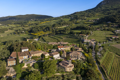 France, Vaucluse (84), Dentelles de Montmirail, le village de Suzette entouré par le vignoble (vue aérienne)