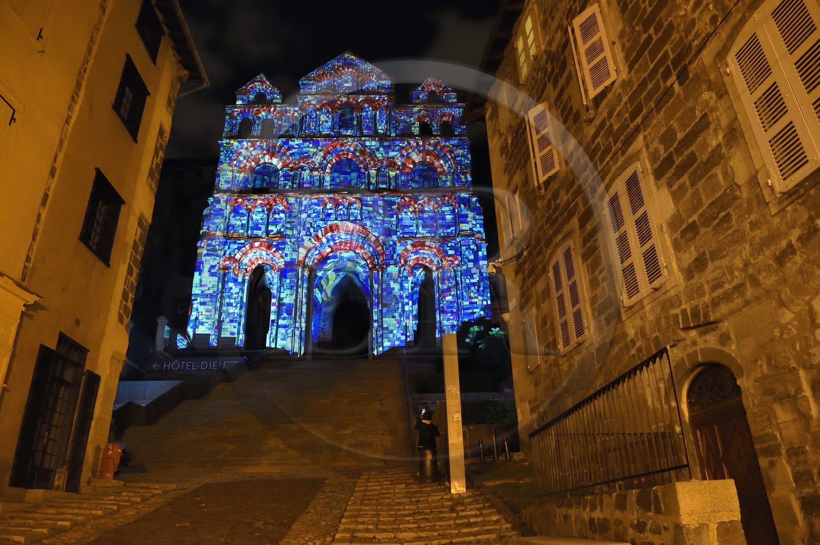 France, Haute-Loire (43), Le Puy-en-Velay, étape des chemins de Compostelle, la rue des Tables menant à la cathédrale Notre-Dame-de-l’Annonciation du XIIe siècle classée Patrimoine Mondial de l'UNESCO
