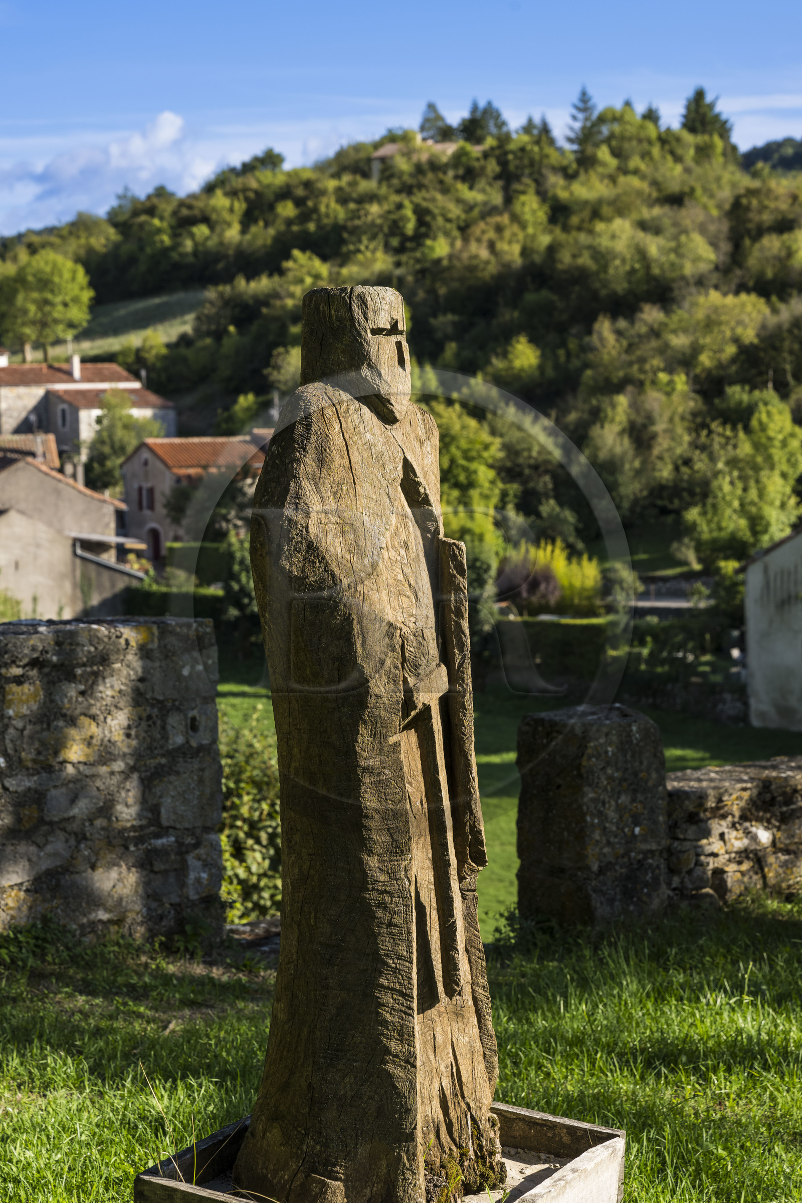 France, Aveyron (12), Causses et les Cévennes, paysage culturel de l'agro-pastoralisme méditerranéen, classés Patrimoine Mondial de l'UNESCO, Sainte-Eulalie-de-Cernon, la Commanderie Templière, sculpture moderne représentant un Chevalier de l'Ordre du Temple