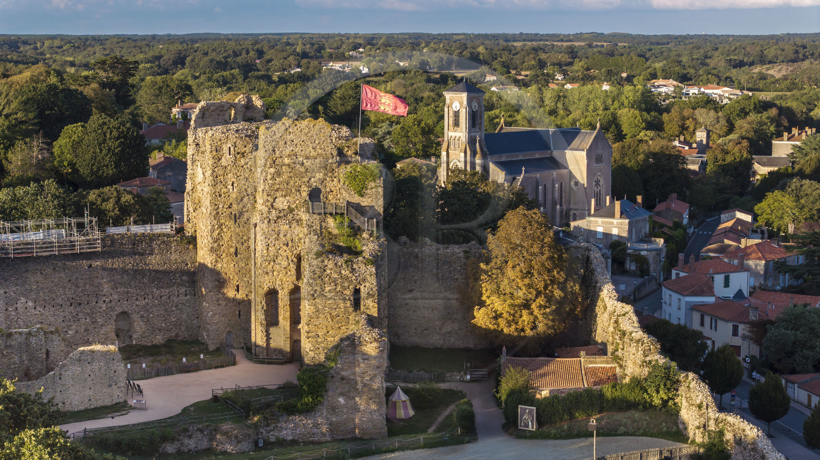 France, Vendée (85), Talmont-Saint-Hilaire, les ruines du chateau médiéval et l'église Saint-Hilaire en arrière plan