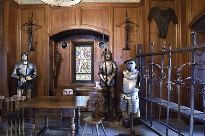 France, Bas-Rhin (67), Orschwiller, le chateau du Haut-Koenigsbourg, la salle d’armes présente les différentes hallebardes, épées, arbalètes et armures