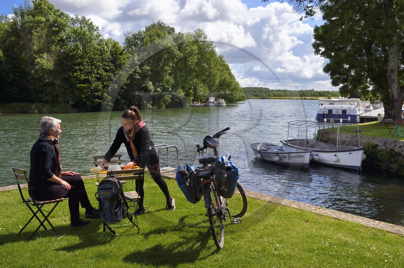 France, Charente-Maritime (17), Saintonge, Port-d'Envaux, cycliste faisant la véloroute La Flow Vélo prenant un café en terrasse au port