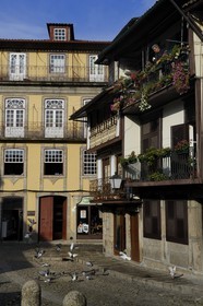 Portugal, région du Minho, Guimaraes, ville classée Patrimoine Mondial de l' UNESCO, maisons en bordure de la place Santiago
