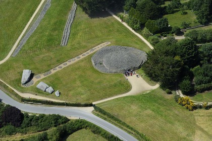 France, Morbihan (56), Golfe du Morbihan, Locmariaquer, le grand menhir brisé d'Er Grah et le cairn de la Table des Marchands (vue aérienne)