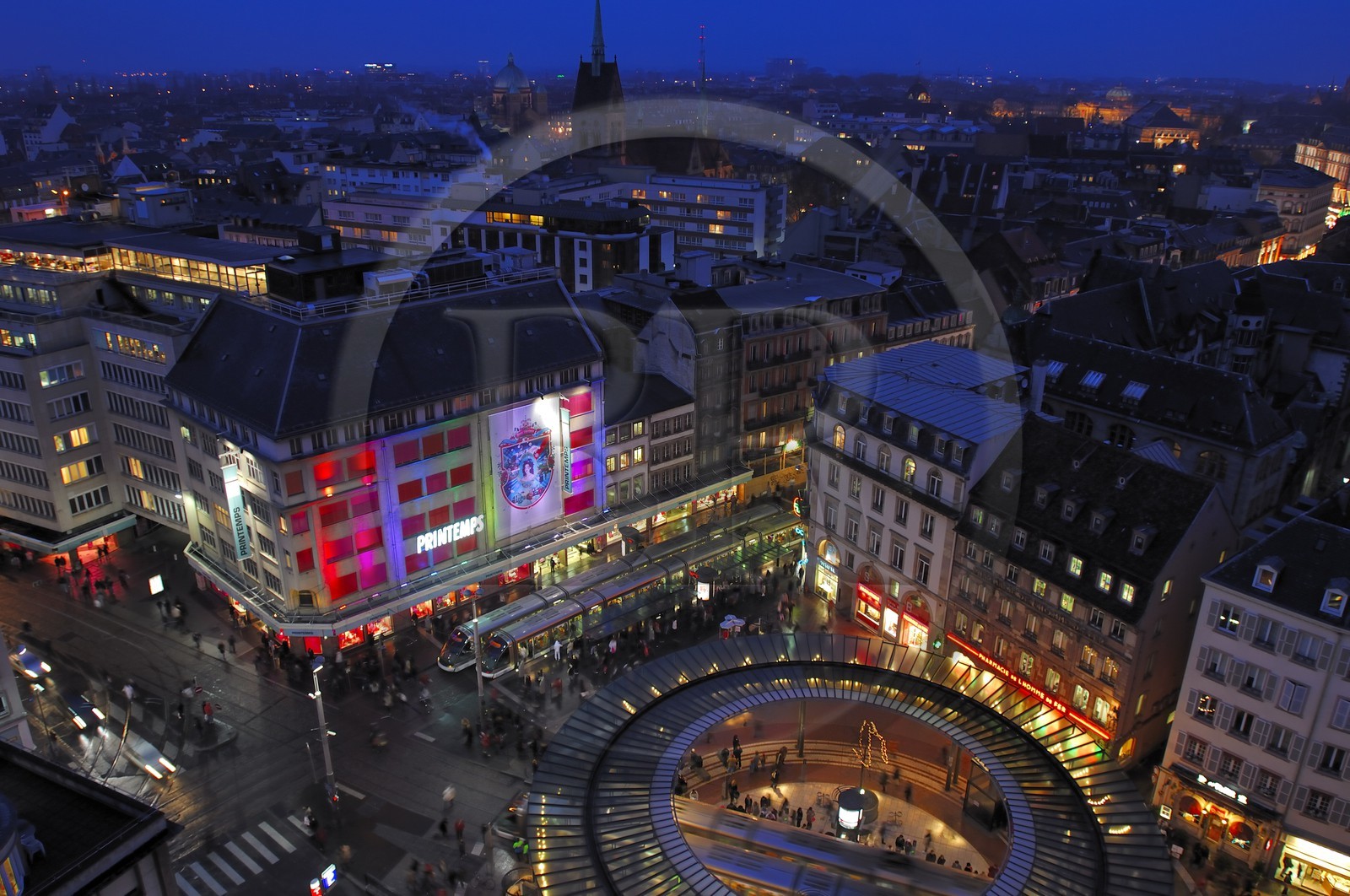 France, Bas Rhin (67), Strasbourg, la place de l'Homme de Fer devant le Printemps, centre de rencontre des lignes de Tram