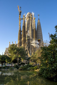 Espagne, Catalogne, Barcelone, quartier de l'Eixample, basilique de la Sagrada Familia de l'architecte du modernisme catalan Antoni Gaudi classée Patrimoine Mondial de l'UNESCO, façade de la Nativité