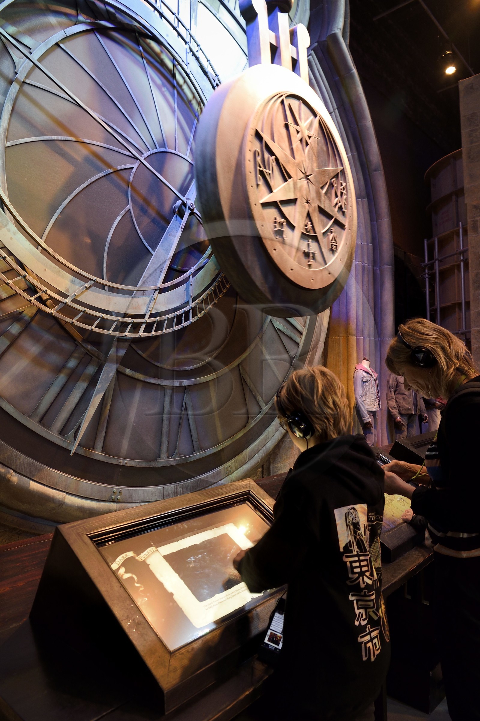 Royaume-Uni, Hertfordshire, Leavesden, Leavesden Film Studios, Harry Potter Studio Tour London, les coulisses du tournage des 8 films de Harry Potter, l'horloge à pendule géant du prisonnier d'Azkaban