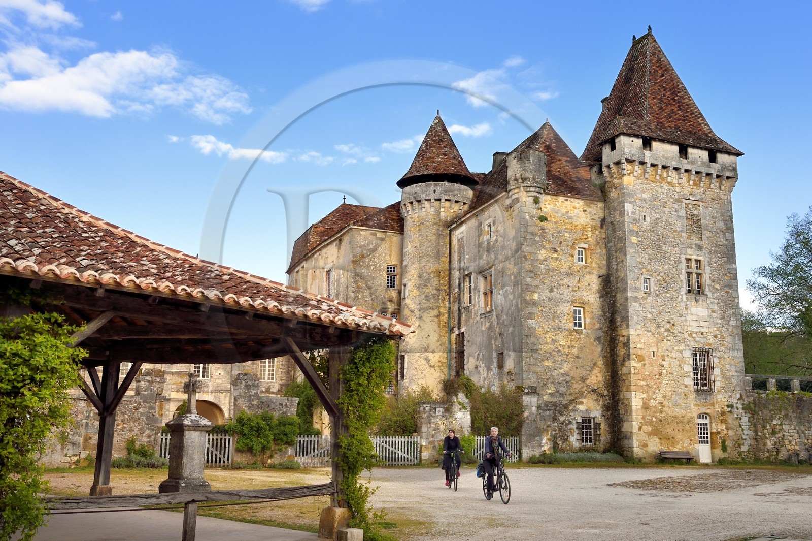 France, Dordogne (24), Périgord Vert, Saint-Jean-de-Côle, labellisé Les Plus Beaux Villages de France, le Chateau de la Marthonye ou Marthonie et la Halle, cyclistes sur la véloroute la Flow Vélo