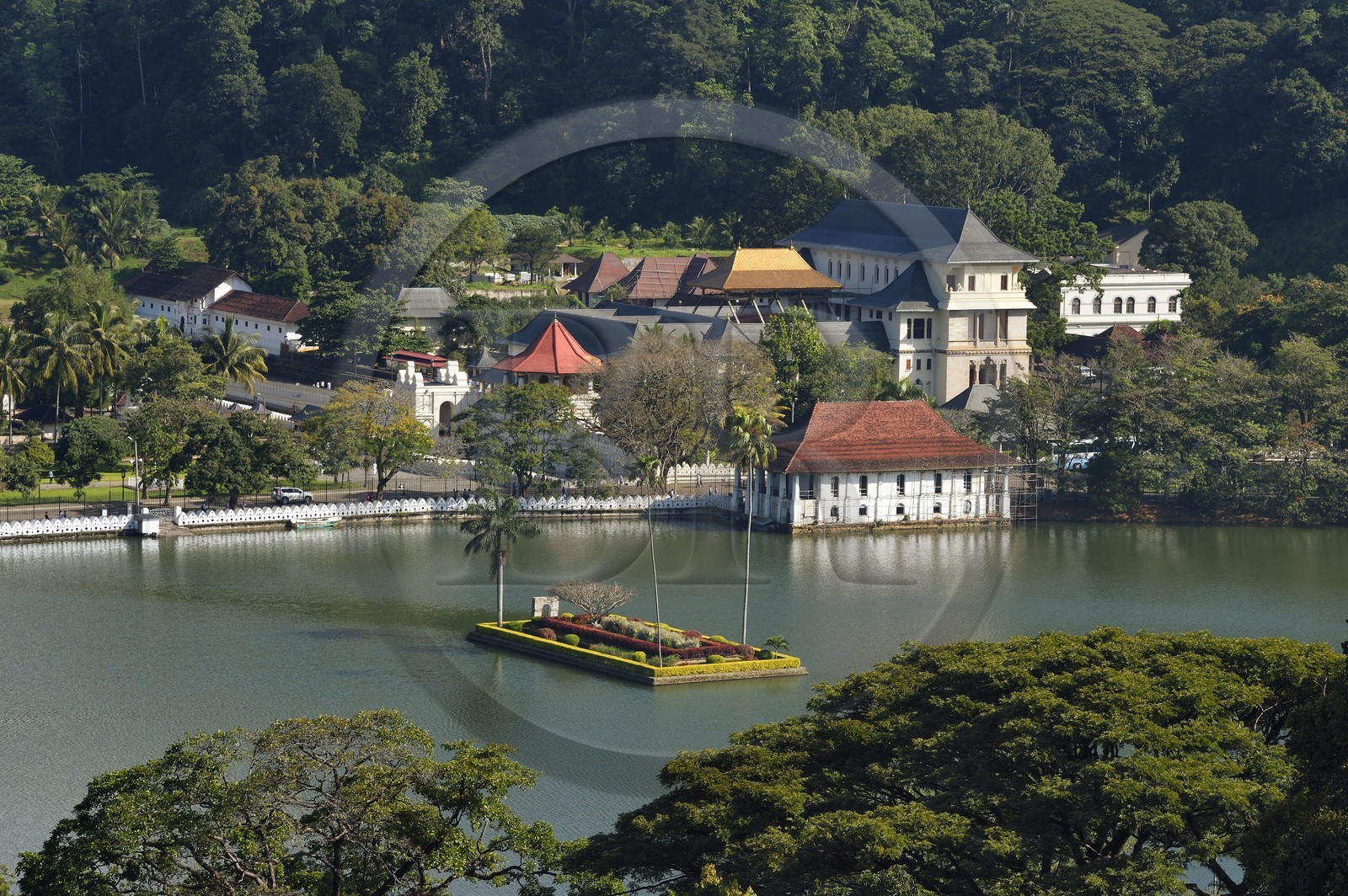 Sri Lanka, center province, Kandy, Temple of the Buddha Tooth (Sri Dalada Maligawa) by the lake Bogambara