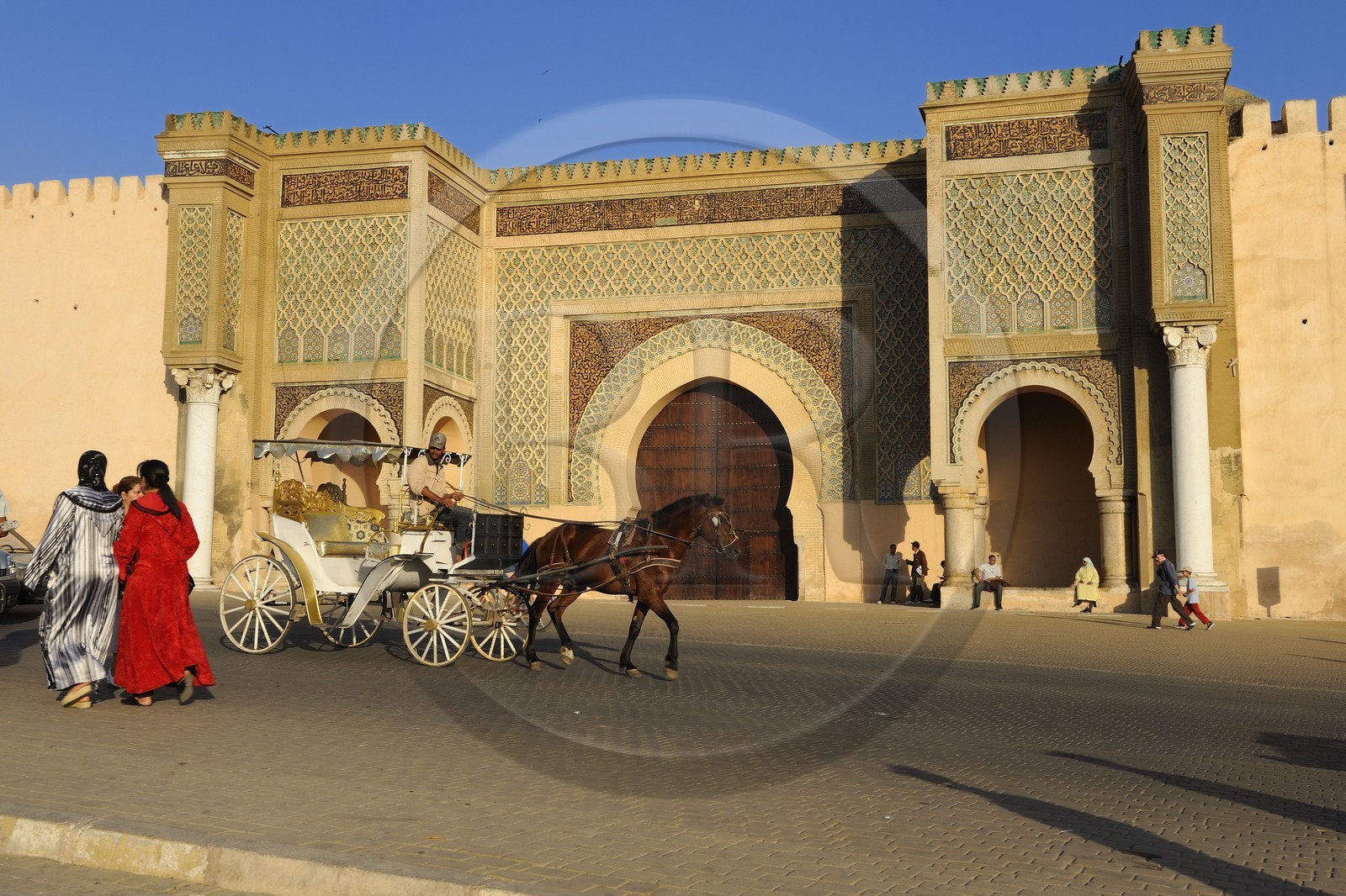 Maroc, Meknès, ville impériale, médina classée Patrimoine Mondial de l' UNESCO, une calèche devant la porte Bab el Mansour entre la cité impériale et la médina sur la place el Hédime ou Lahdim