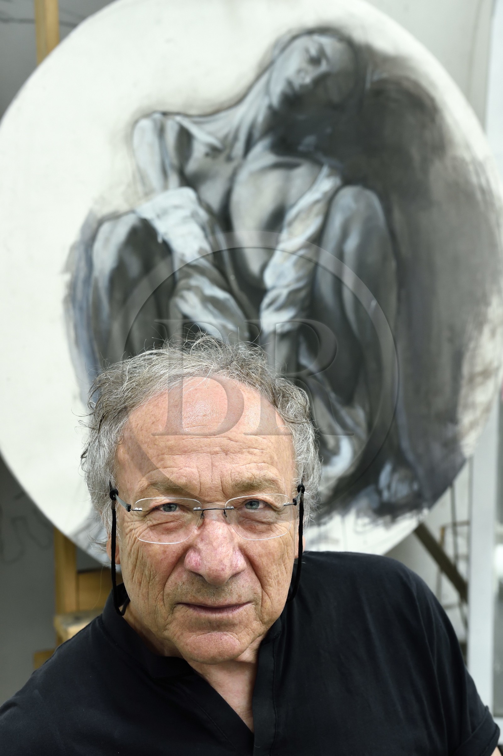 France, Ivry-sur-Seine (94), l'artiste plasticien Ernest Pignon-Ernest dans son atelier