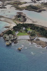 France, Cotes-d'Armor, Cote d'Ajoncs, Penvenan, Illiec Island also called Ziliec, shingle ridge which connects it to the islands of Baellanec and Ozac'h, the island was owned by the aviator Charles Lindberg from 1934 to 1970 and was then bought by the family Heidsieck (aerial view)