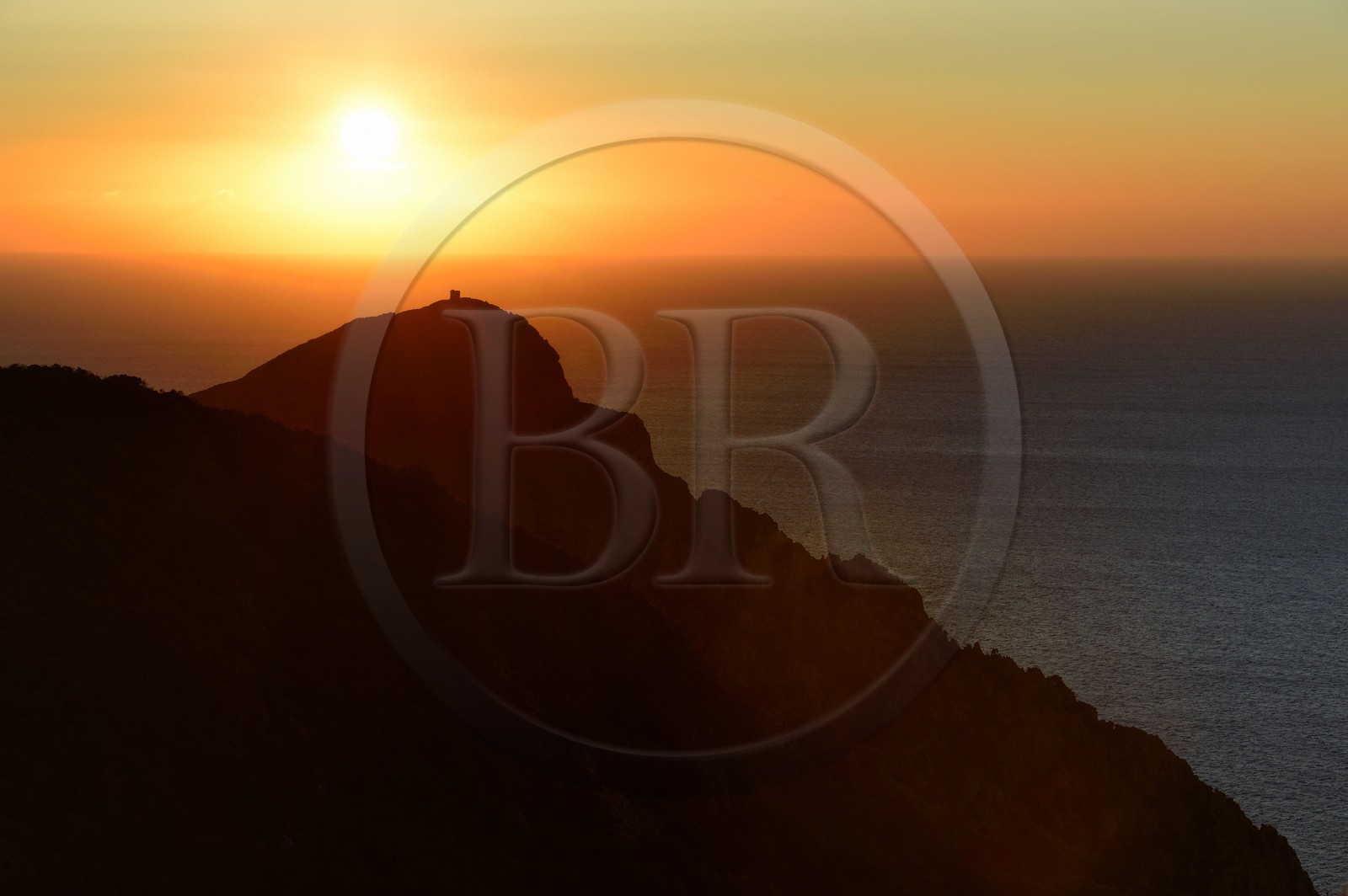 France, Corse-du-Sud (2A), Golfe de Porto, classé Patrimoine Mondial de l'UNESCO, le Capo Rosso et la Tour Génoise de Turghiu (Turghio) en arrière plan