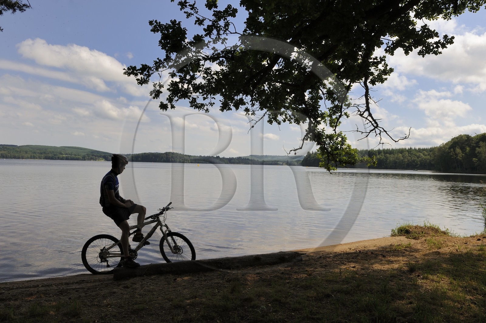France, Nièvre (58), lac des Settons, découverte à vélo