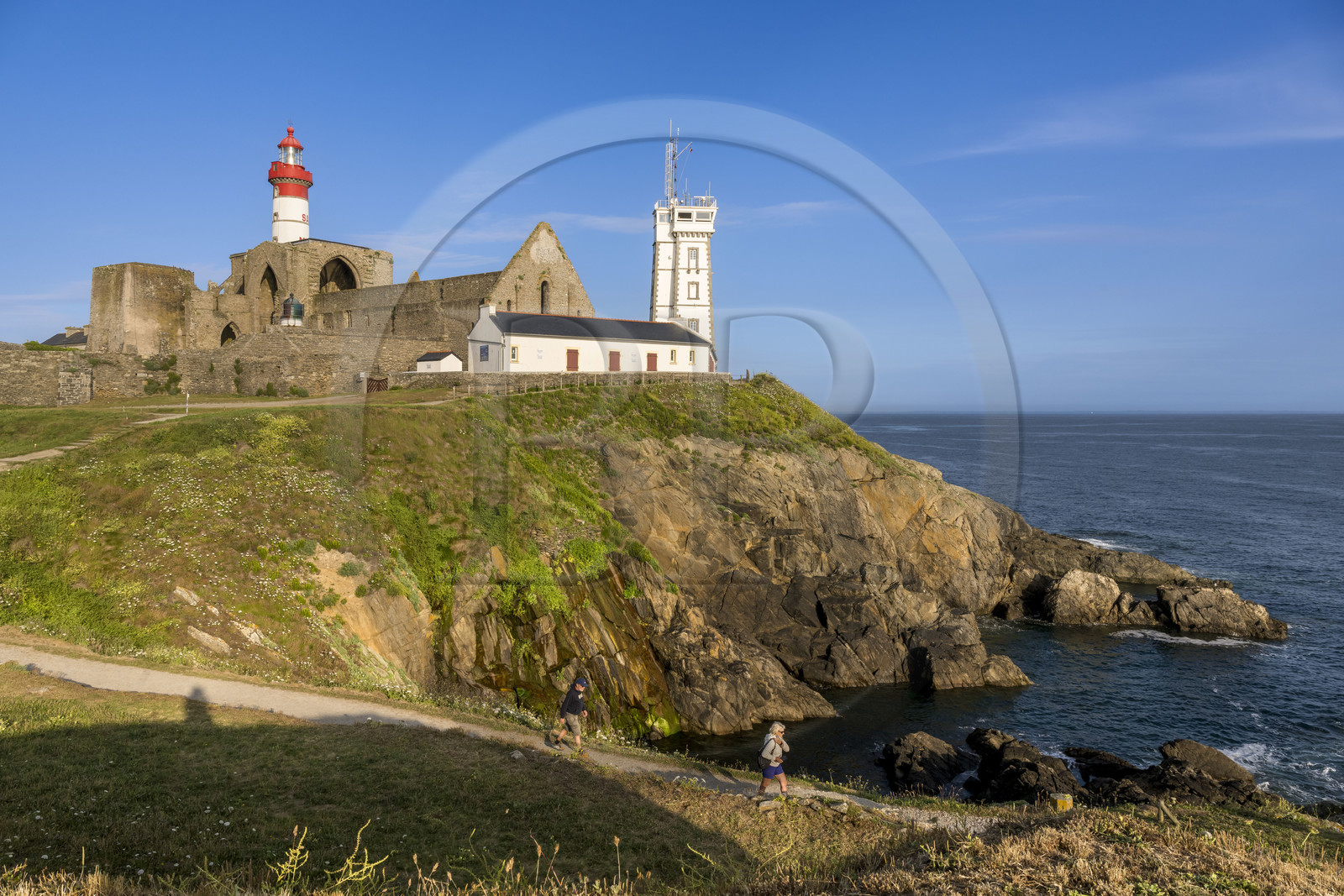 France, Finistère (29), Plougonvelin, la Pointe de Saint-Mathieu, départ du Chemin de Saint-Jacques de Compostelle, le Phare de Saint-Mathieu construit en 1835, l'abbaye Saint-Mathieu de Fine-Terre et le sémaphore de 1906