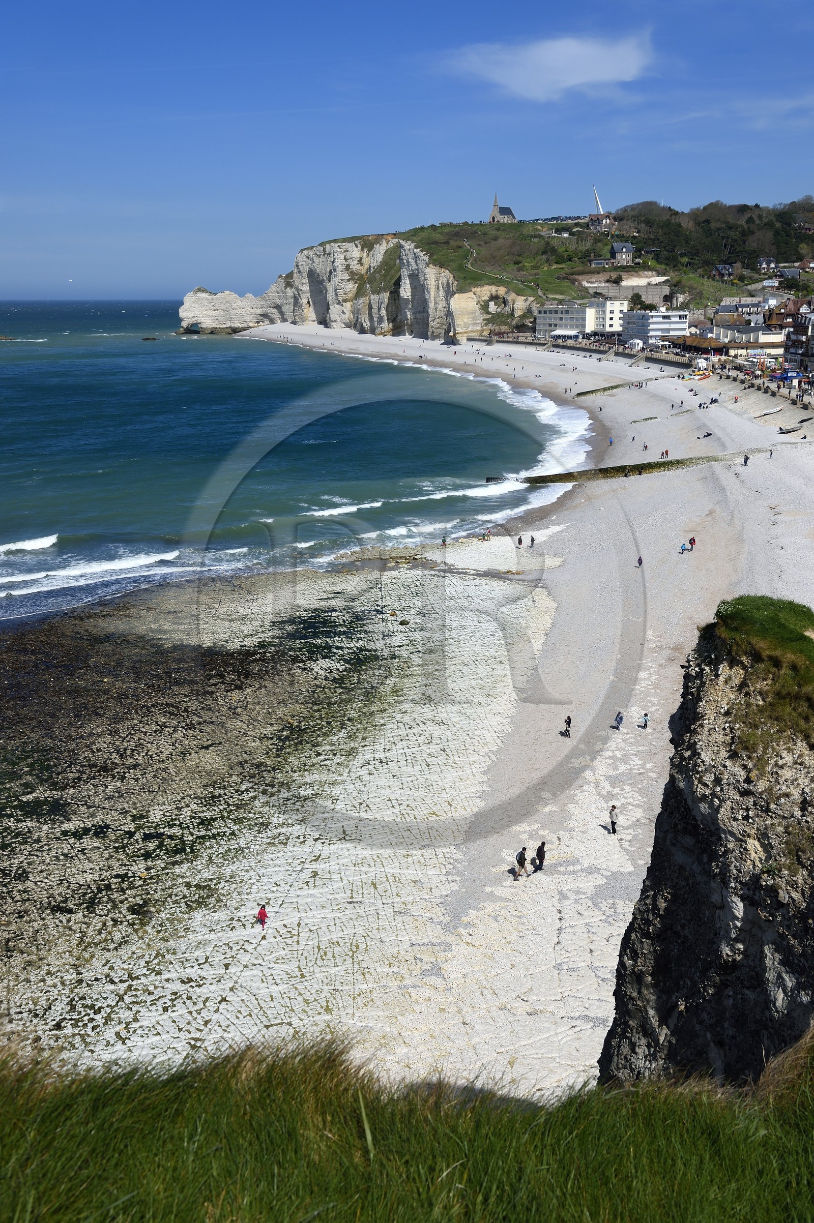 France, Seine-Maritime (76), Pays de Caux, Côte d'Albâtre, Etretat, la plage et la falaise d'Amont surplombé par l'église Notre-Dame-de-la-Garde