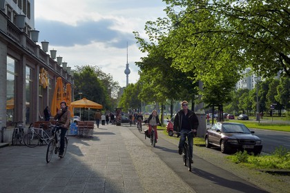 Allemagne, Berlin, la Karl-Marx Allee est la plus grande artère du pays menant d'Alexanderplatz à Frankfurter Tor et le régime communiste y faisait défiler son armée chaque année, piste cyclable et la Tour de la télévision en arrière plan