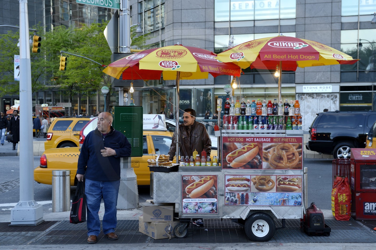 Etats-Unis, New York, Manhattan, vendeur ambulant de Hot Dog, de bretzel et de boissons