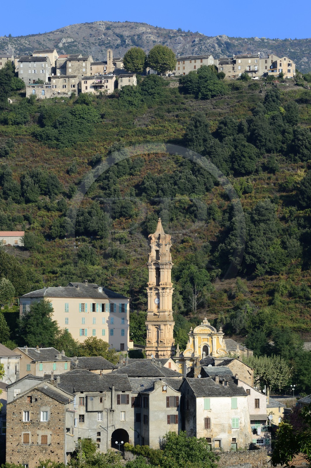 France, Haute-Corse (2B), Castagniccia, village de La Porta, l’église baroque Saint-Jean-Baptiste et le village de Quercitello (U Quercitellu) en hauteur