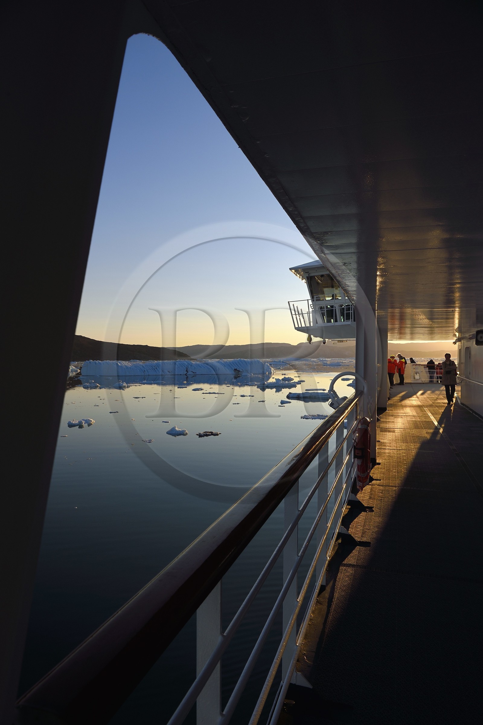 Groenland, cote ouest, baie de Disko, le bateau de croisière MS Fram de la compagnie Hurtigruten progresse entre les icebergs de la baie de Quervain
