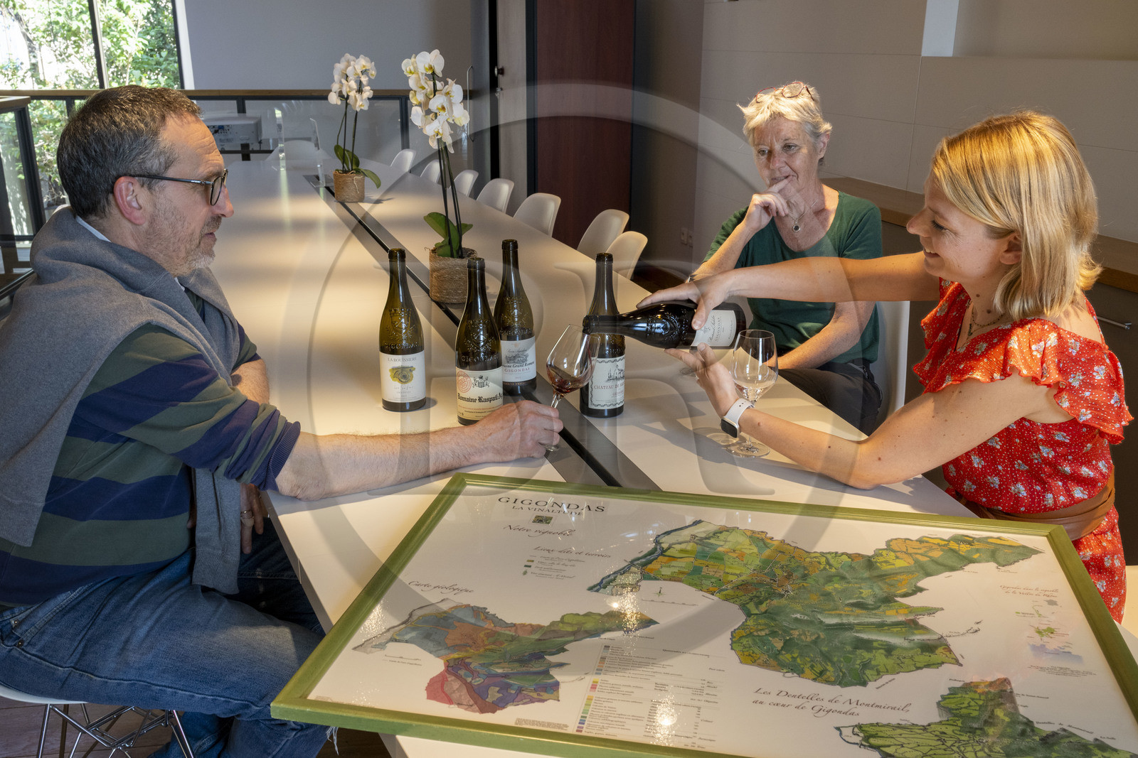 France, Vaucluse (84), Dentelles de Montmirail, Gigondas, le Caveau des Vignerons, dégustation des meilleurs AOC Cru des Côtes du Rhône Gigondas avec le président de la coopérative Pierre Amadieu et Lucie Douillet