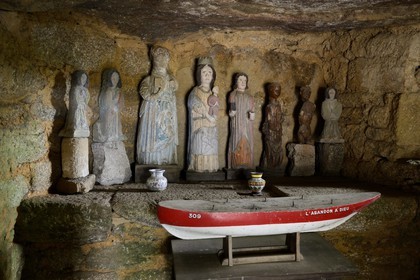 France, Côtes-d'Armor (22), Vieux-Marché, la chapelle des Sept-Saints consacrée aux Sept Dormants d'Éphèse, la crypte-dolmen du Stivel qui aurait été christianisée dès le VIème siècle, anciennes statues des sept Saints d'Éphèse
