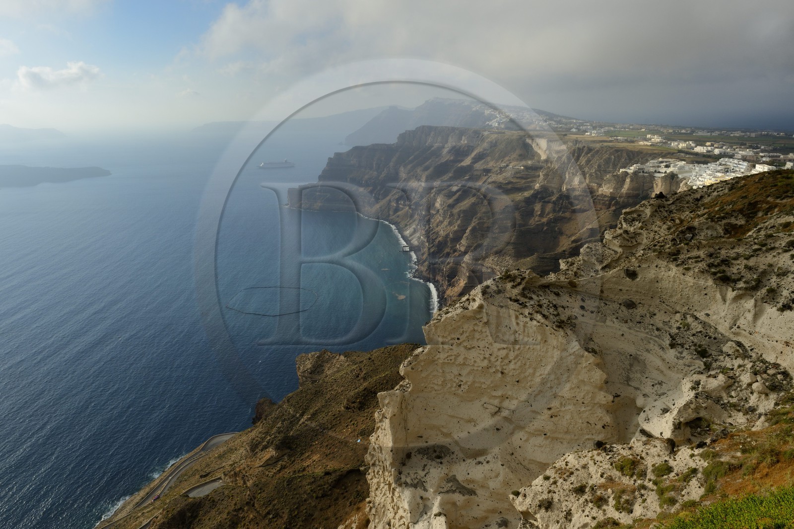 Grèce, Les Cyclades, mer Égée, île de Santorin (Thira ou Théra), la Caldera vue depuis les hauteurs du port d'Athinios