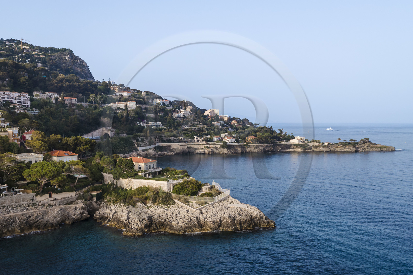 France, Alpes-Maritimes (06), Cap d'Ail, au premier plan la Villa The Rock fréquentée par l'actrice Greta Garbo (vue aérienne)