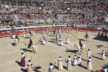 France, Bouches-du-Rhône (13), Arles, spectacle précédant la course camarguaise  de la Cocarde d'Or aux Arènes