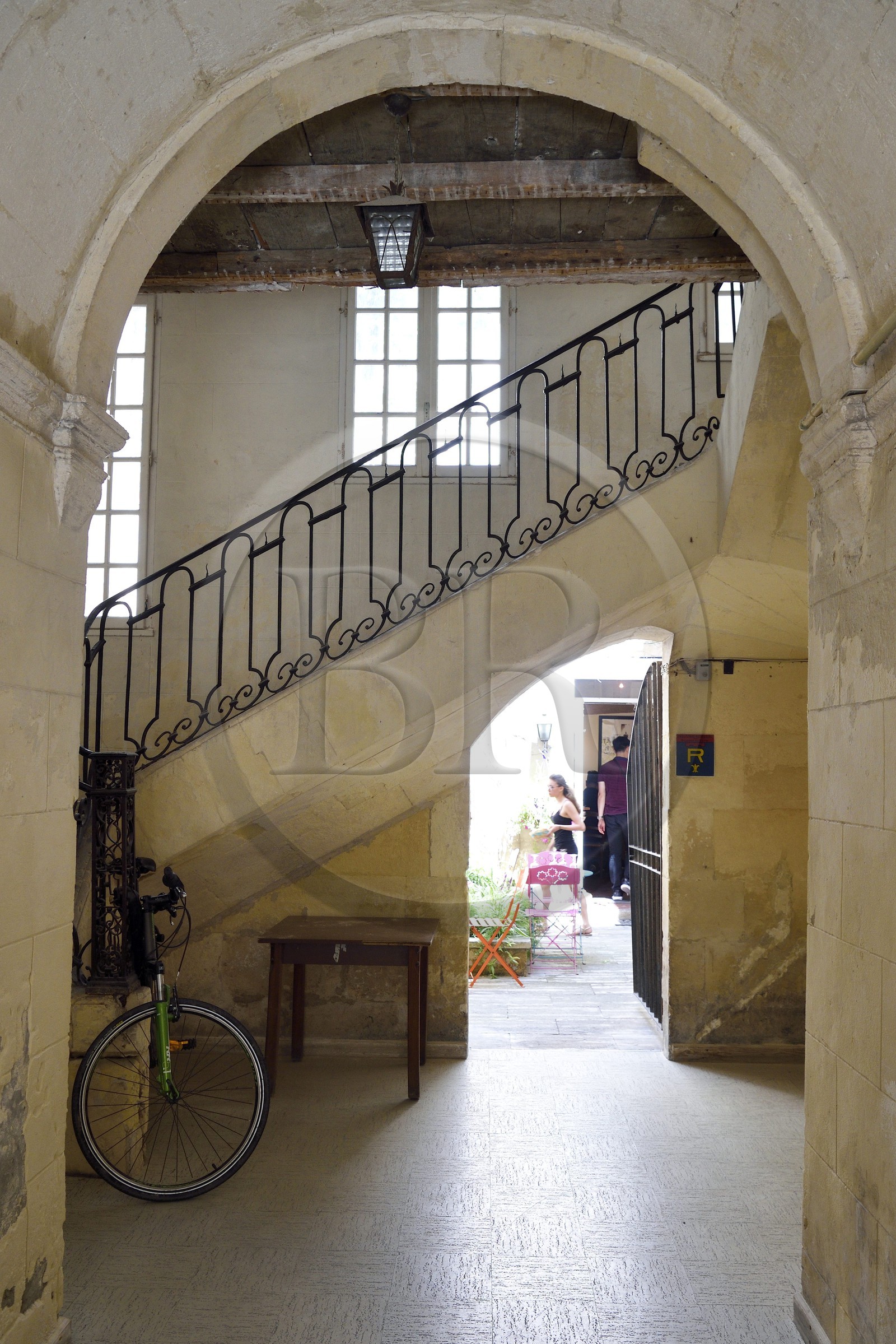 France, Bouches-du-Rhône (13), Arles, entrée de l'ancien Hotel particulier Raynaud
