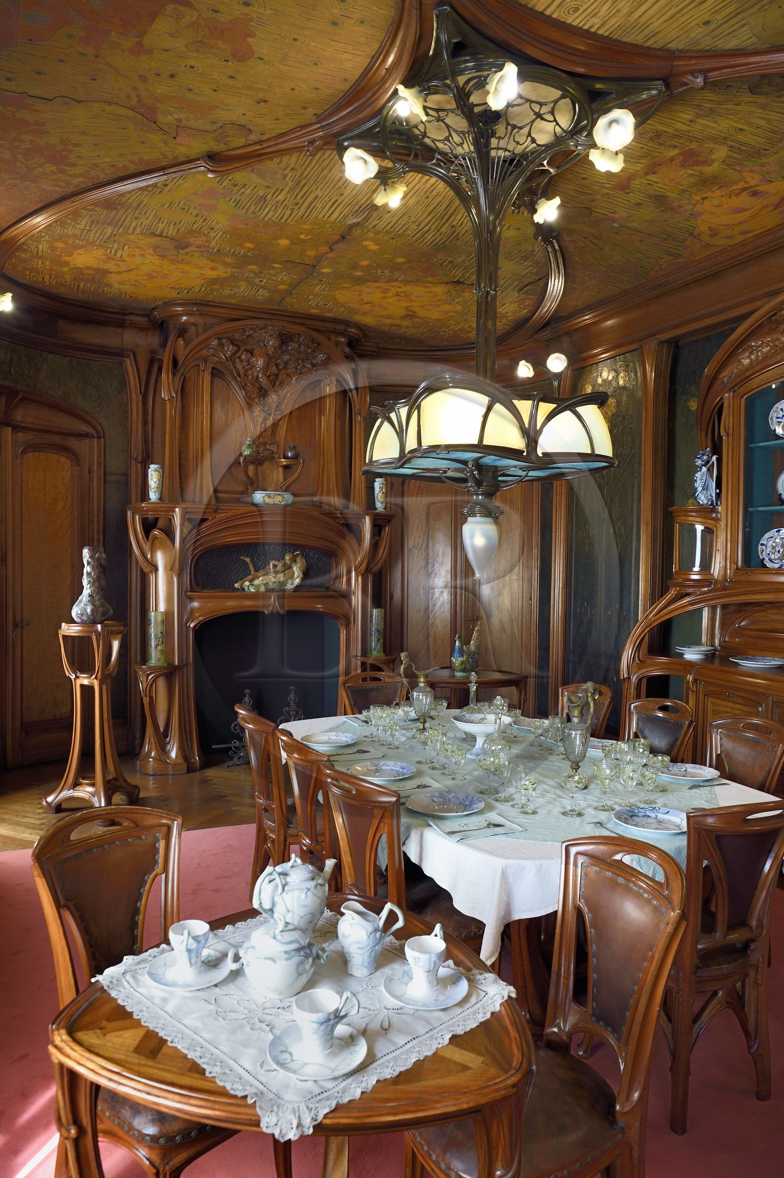 France, Meurthe-et-Moselle (54), Nancy, musée de l'Ecole de Nancy, salle à manger Masson de style Art Nouveau (1903-1906), mobilier et menuiseries par Eugène Vallin, panneaux de cuir et plafond de Victor Prouvé