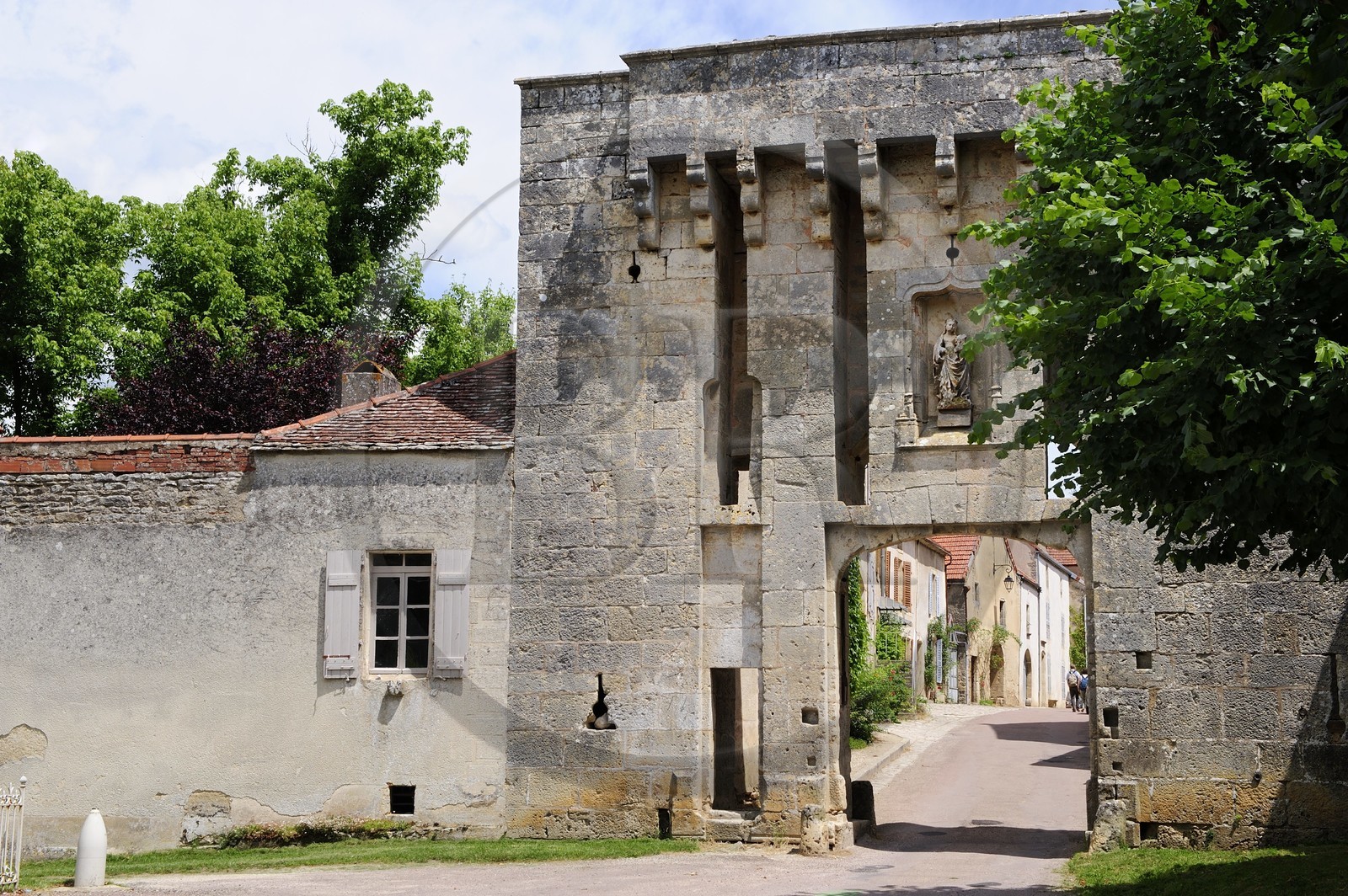 France, Côte d'Or (21), Flavigny-sur-Ozerain, porte du Bourg 15è s.